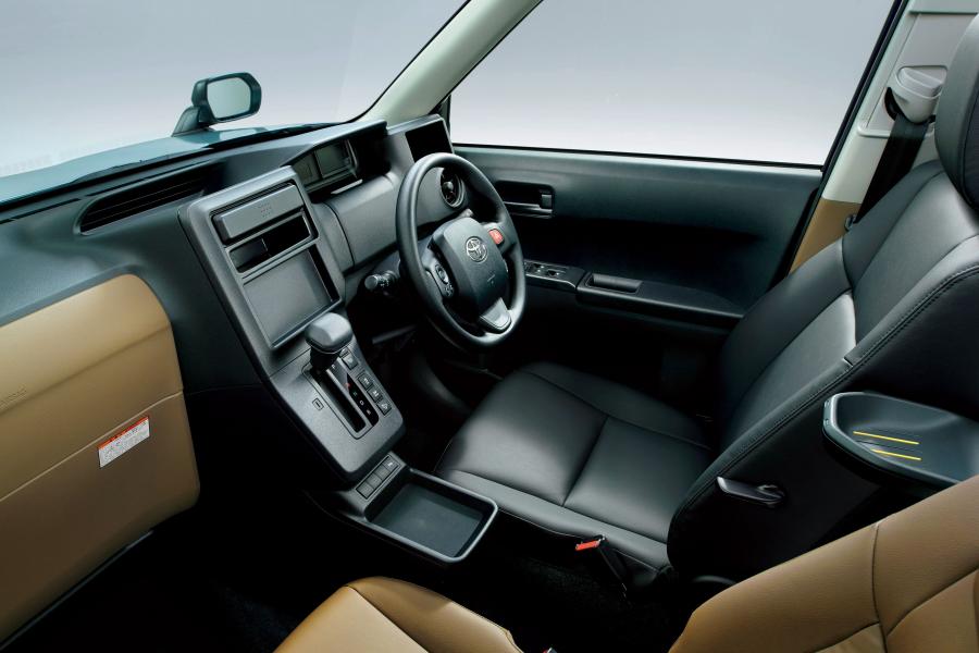 Интерьер Toyota JPN Taxi 2017 года  (фото 6 из 16)